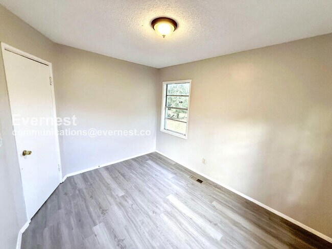 Building Photo - 2 Bed, 1 Bath with Laundry Hookups / Pet-F...