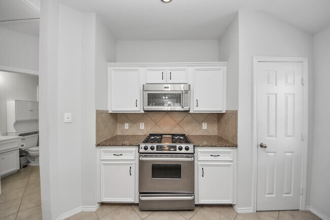 Building Photo - 943 W Heights Hollow Ln