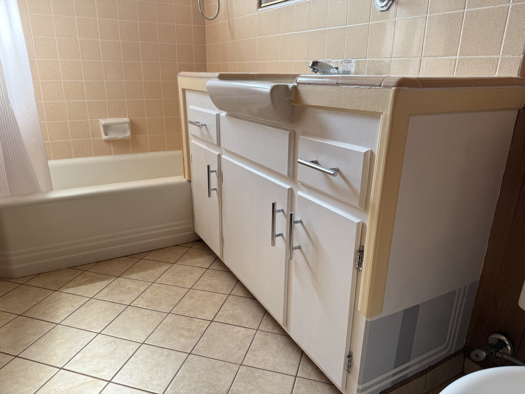 Building Photo - 330 E Fairview Ave