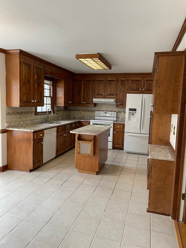 Building Photo - 8800 Colesbury Dr