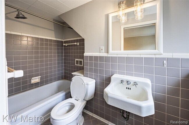 Building Photo - 1316 Lyons Ave