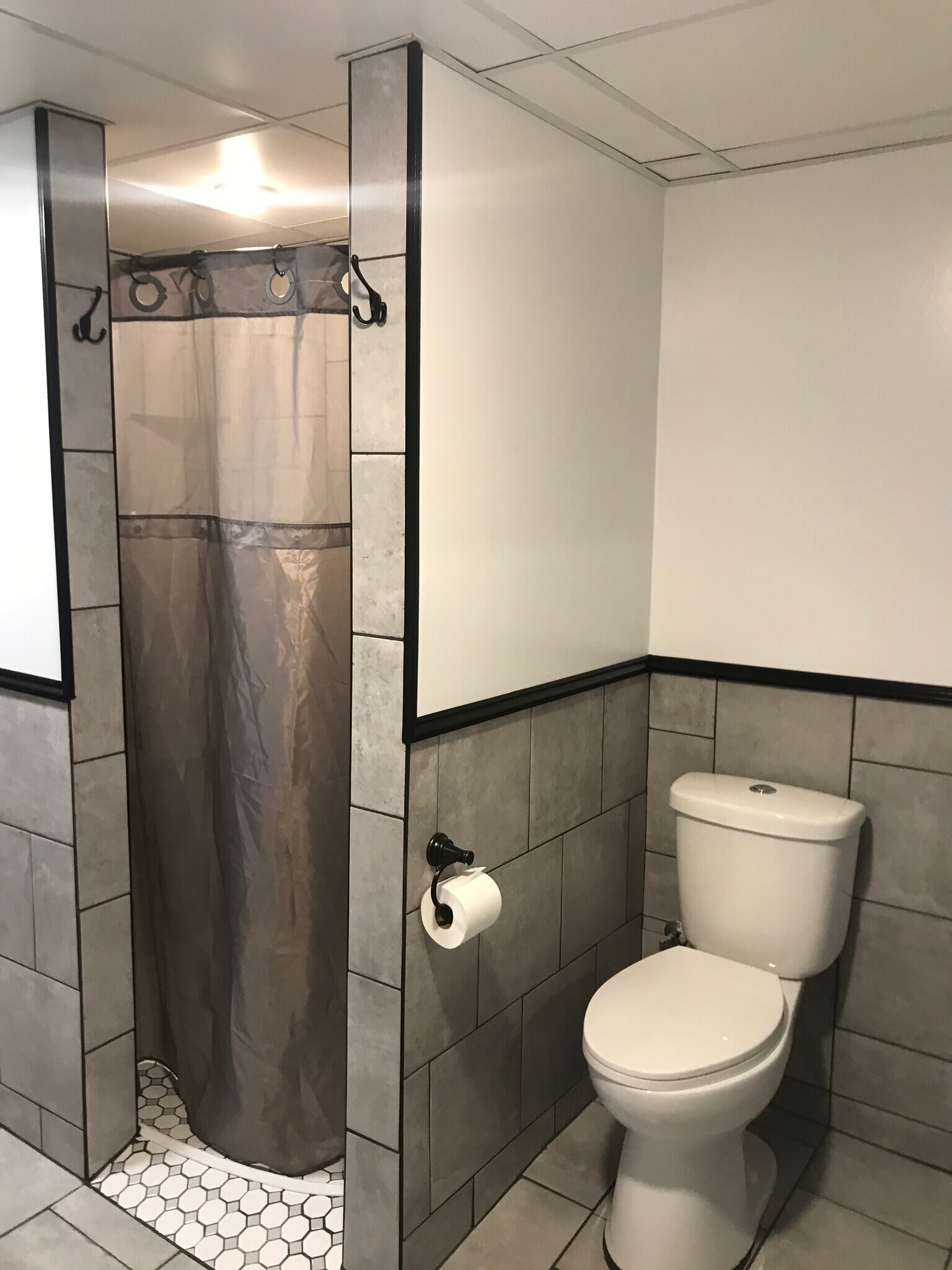 walk in shower/toilet - 2414 W 5th St