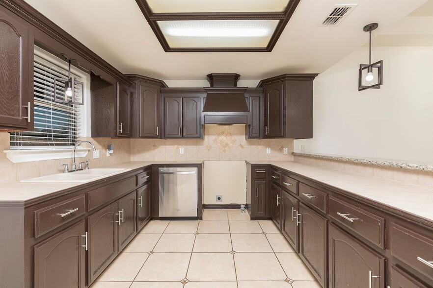 Building Photo - 210 Miranda Ln