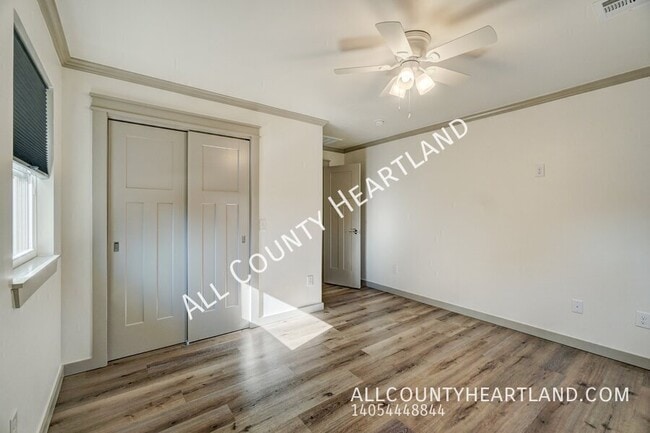 Building Photo - 330 E 6th St