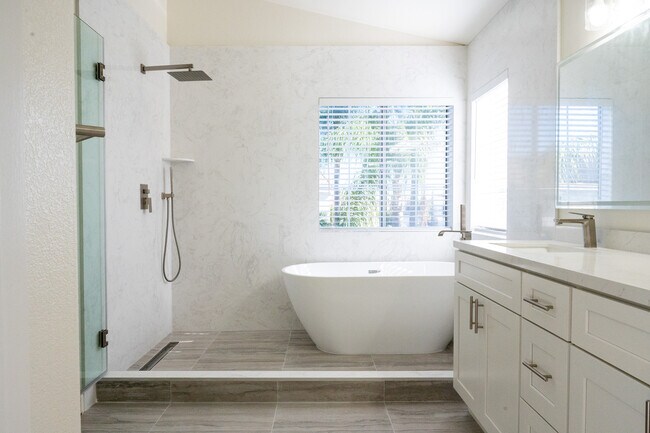 Building Photo - 15747 Roan Rd