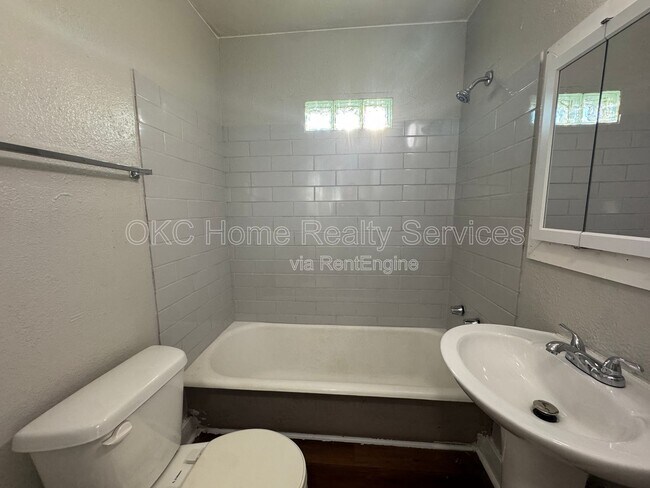 Building Photo - 421 NW 26th St