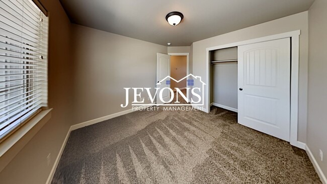 Building Photo - Spacious duplex with master bedroom, backy...