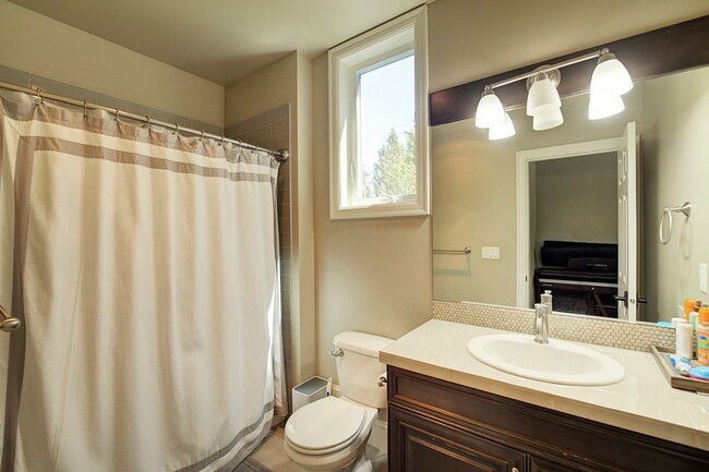 Building Photo - 5Bd/4.5Ba Sammamish Home