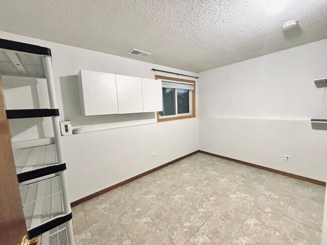 Building Photo - Hidden Gem!  4bed 2bath Single Family Home...