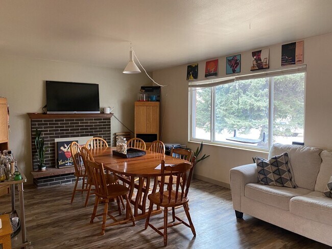 Building Photo - STUDENTS WELCOME! Spacious single-family home in the heart of Ft. Collins!
