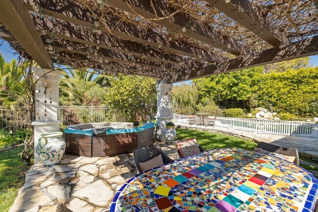 Building Photo - 1809 Palos Verdes Dr W