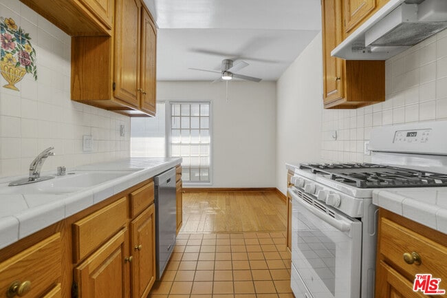 Building Photo - 218 S Gale Dr