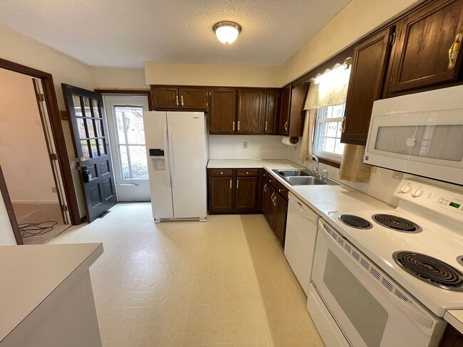 Building Photo - Lovely 3br 2ba home in quiet Chapel Hill neighborhood, walking distance to McDougle Elementary!