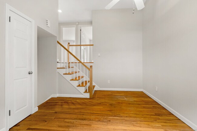 Building Photo - 1620 Farmington Ave