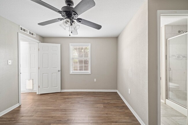 Building Photo - Two Bedroom Apartment in Tech Terrace