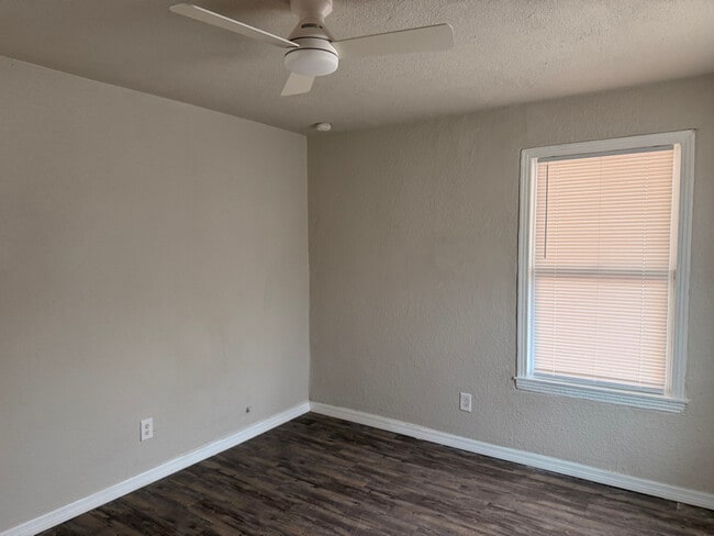 Building Photo - 1422 W Mariposa Dr