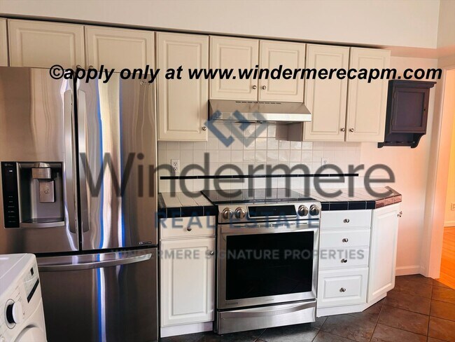 Building Photo - Charming Upper Land Park Home with Vintage Character and Natural Light — 2 Bed, 1 Bath