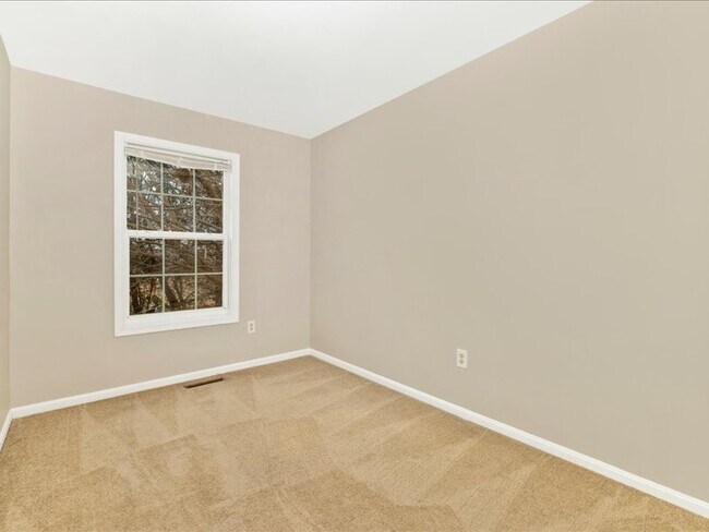 Building Photo - 584 Cotswold Ct