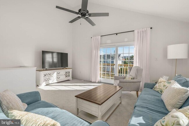 Building Photo - 413 W Beach Ave