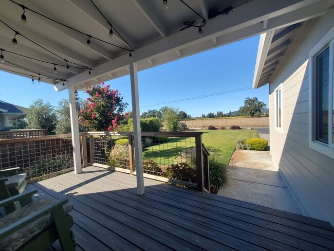 Building Photo - Nature Lover's Newer 1 bedroom single fami...