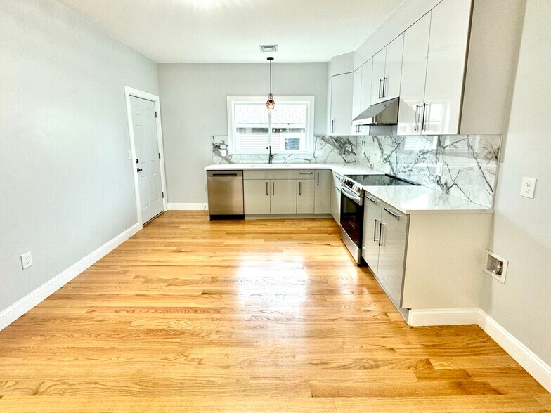 Primary Photo - 24 Darling St