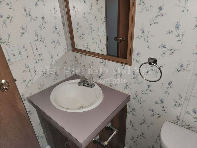 Building Photo - 16 Sarah Hill