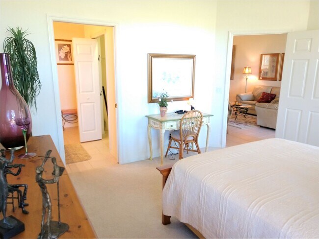 Building Photo - Seasonal Short-Term Villa located in Pelican Pointe Golf & Country Club!