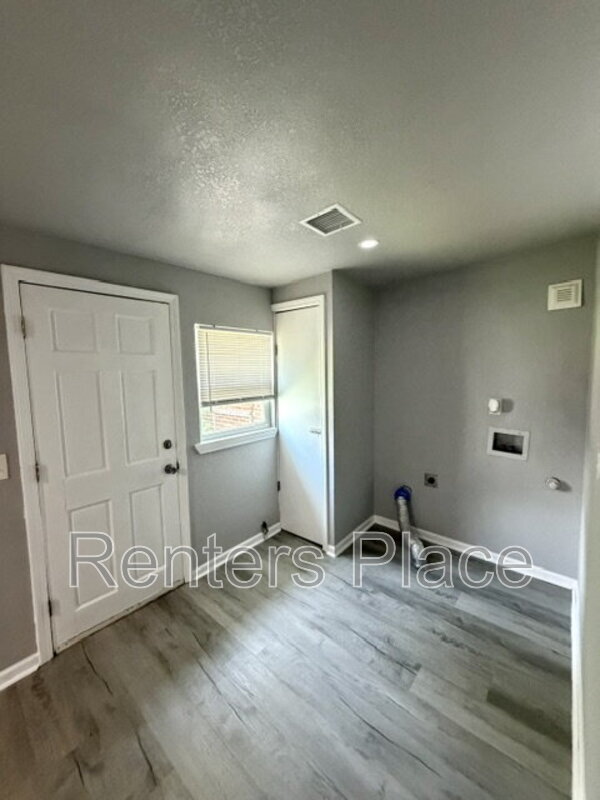 Building Photo - 517 S 40th W Ave
