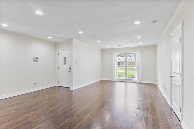 Building Photo - 1918 Crestdale Dr