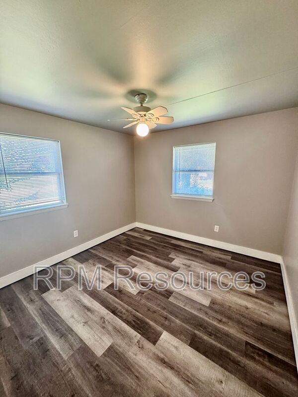 Building Photo - 2308 Elwood Dr
