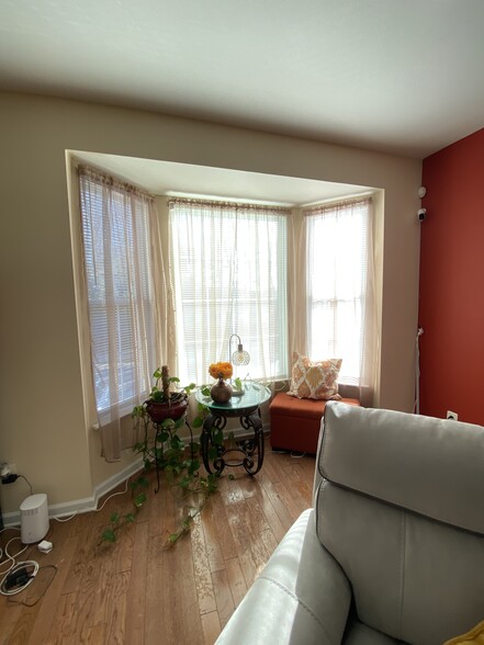 Bay windows in living room - 1785 Sea Pine Cir