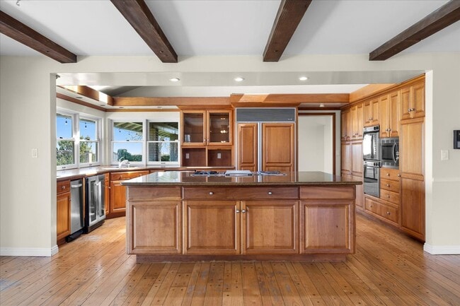 kitchen island - 9 Club View Ln