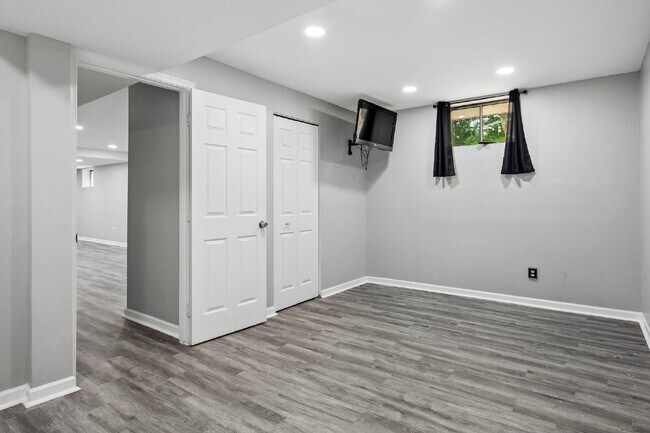 Building Photo - Beautifully updated and spacious 5-bedroom, 3.5-bath home for rent in the heart of Woodbridge