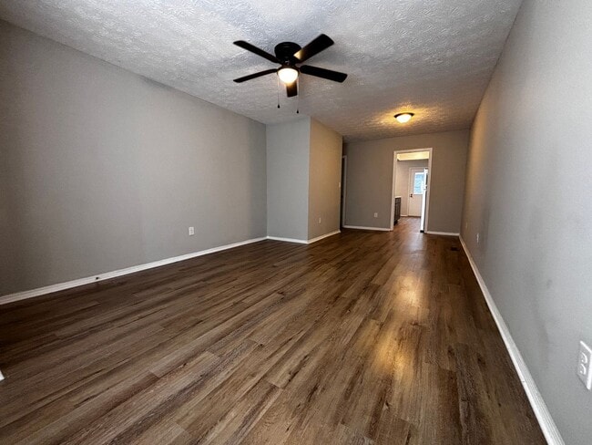 Building Photo - 2 Bed 1.5 bath Condo with Carport