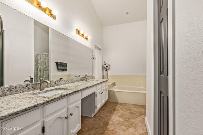 Building Photo - 2555 N Tamarisk St