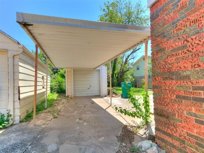 Building Photo - 2204 N Hood St