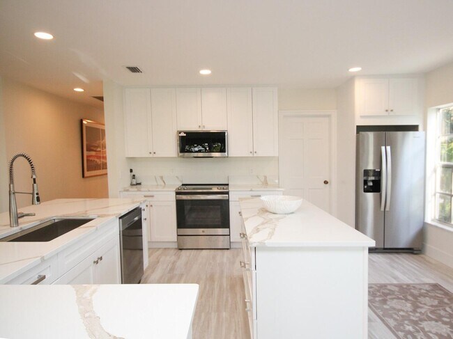 Building Photo - 11877 Pebblewood Dr