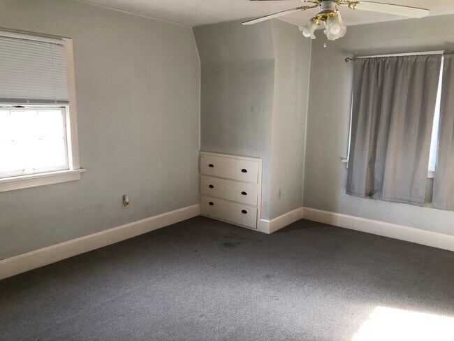 Building Photo - 207 S 16th Ave