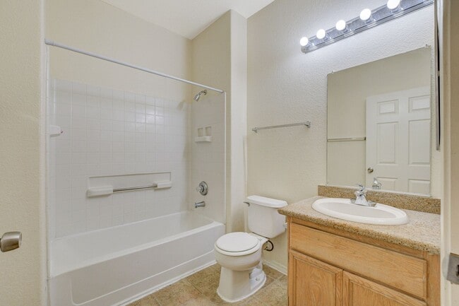 Building Photo - Beautiful 2 Bedroom 2 Full Bath Condo