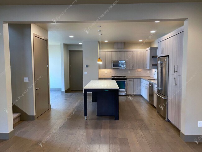 Building Photo - Designer-Finished Townhome Near COCC & NWX