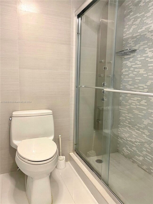 Building Photo - 3731 N Country Club Dr