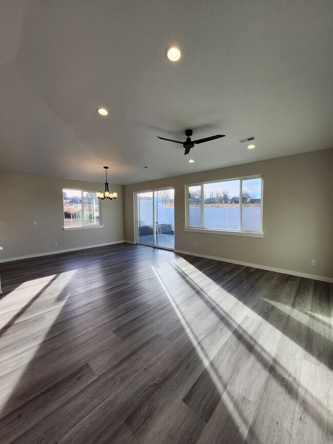 Building Photo - 3 bed, 2 bath- Kennewick Location!