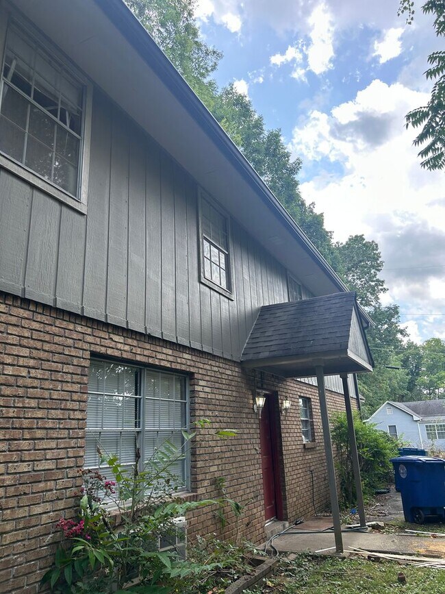 Building Photo - 117 Santeelah St