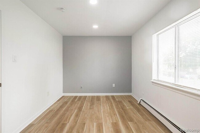 Building Photo - 2475 S Commerce Rd