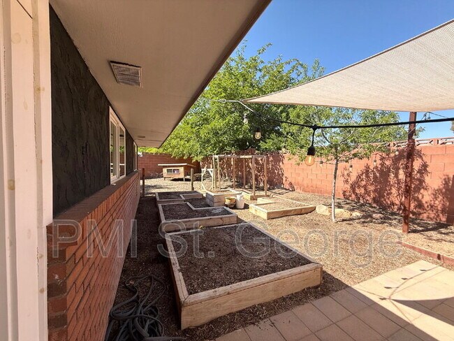 Building Photo - 1149 E Elder Cir