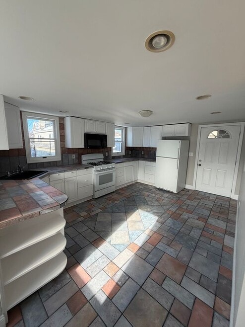 Building Photo - 18 Grove St