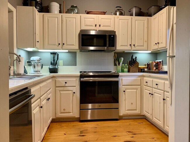 Building Photo - 103 Clary Ct