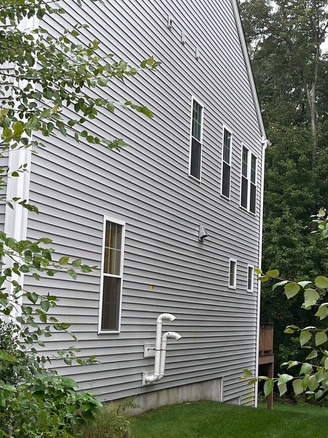 Building Photo - Large Executive 5 Br 3.5 Bath Home in Weymouth's Union Point Neighborhood