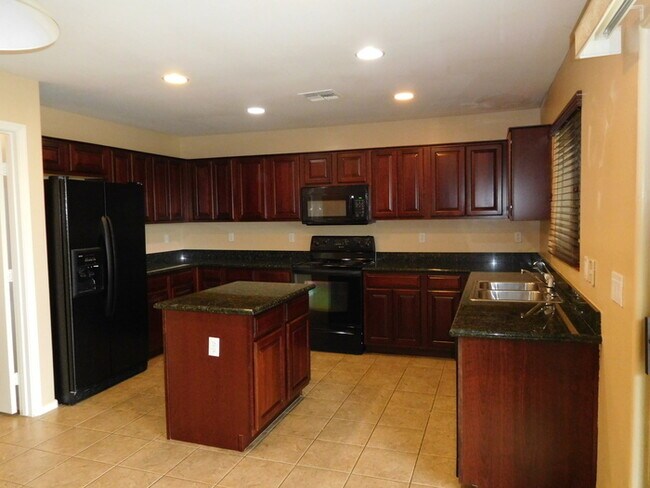 Building Photo - Huge 2700 SFT, Golf-view Community in Villages at Queen Creek!