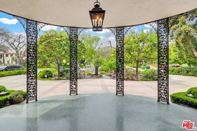 Building Photo - 516 S Rimpau Blvd